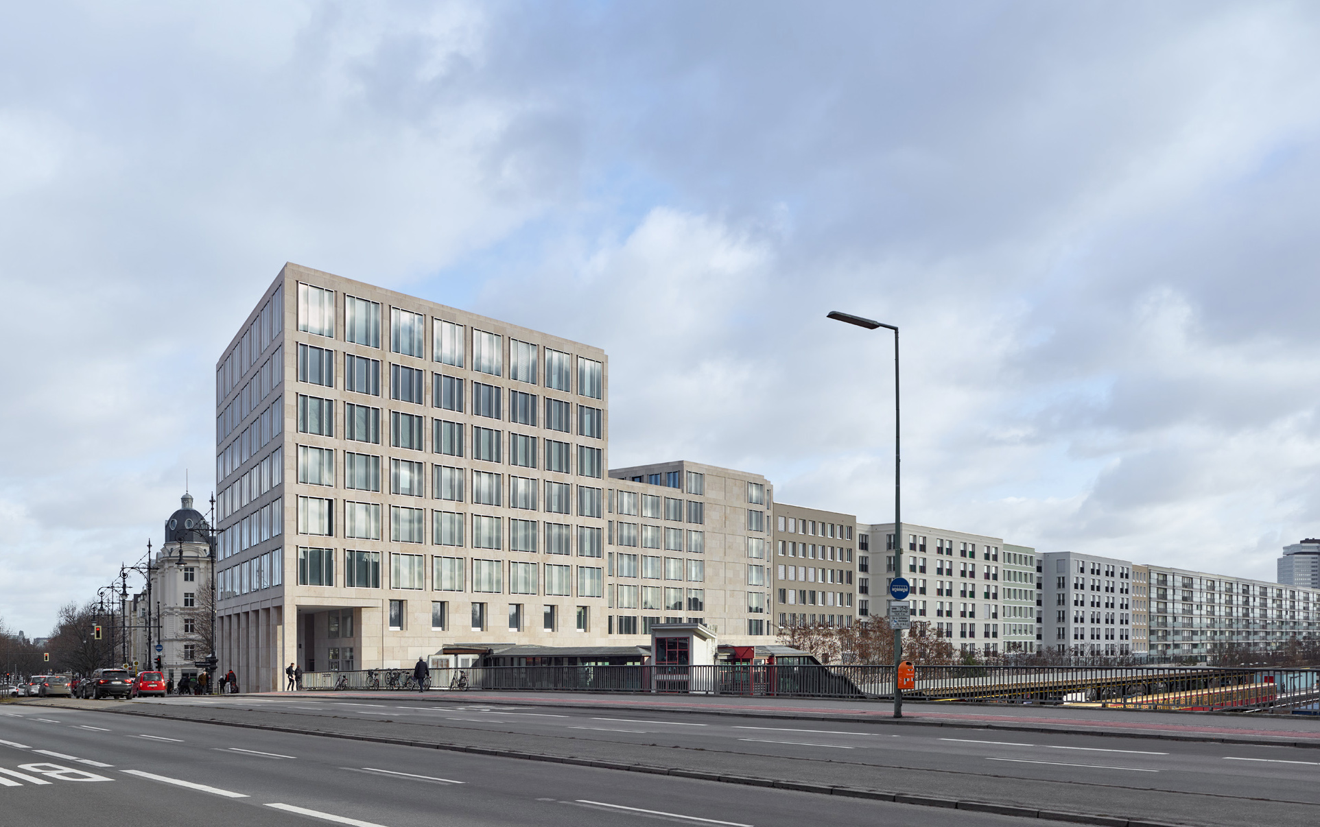Büro- und Geschäftshaus am Kurfürstendamm Berlin - Das einheitliche Fassadenraster fasst die komplexe, stark gegliederte Großform zusammen
