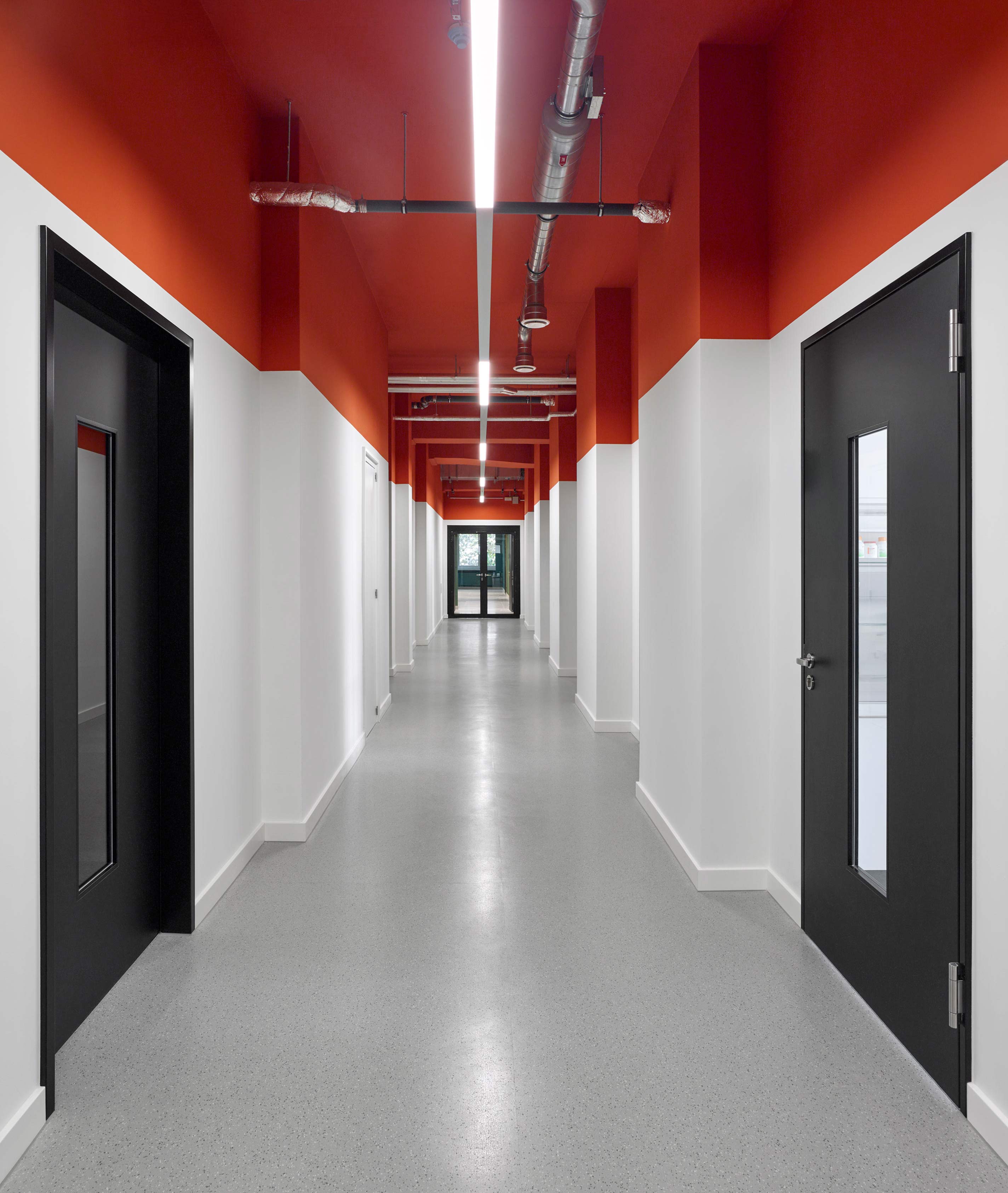 Berliner Hochschule für Technik, Laborgebäude WAL, Laborflur; Foto: Stefan Müller