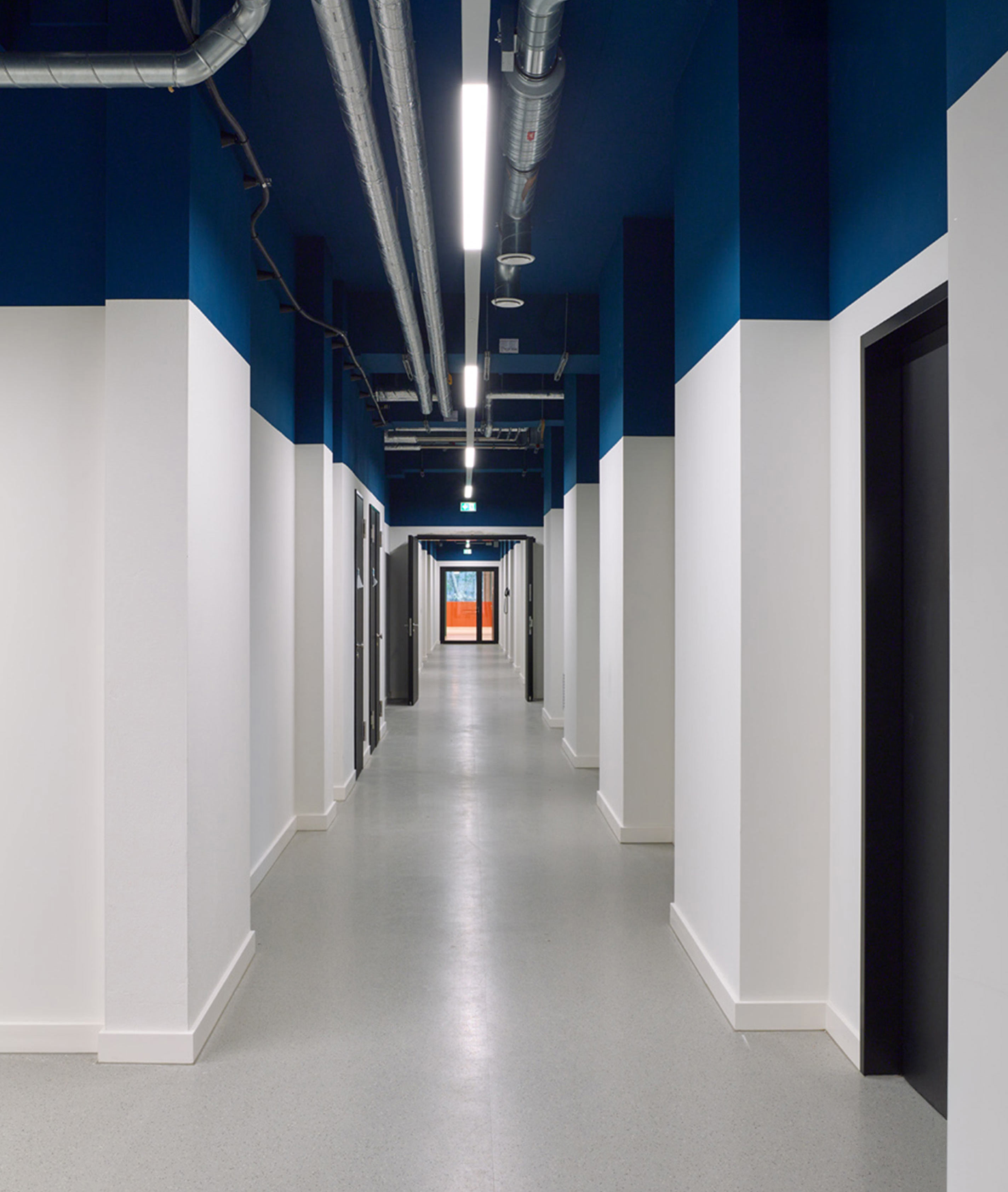 Berliner Hochschule für Technik, Laborgebäude WAL, Laborflur; Foto: Stefan Müller