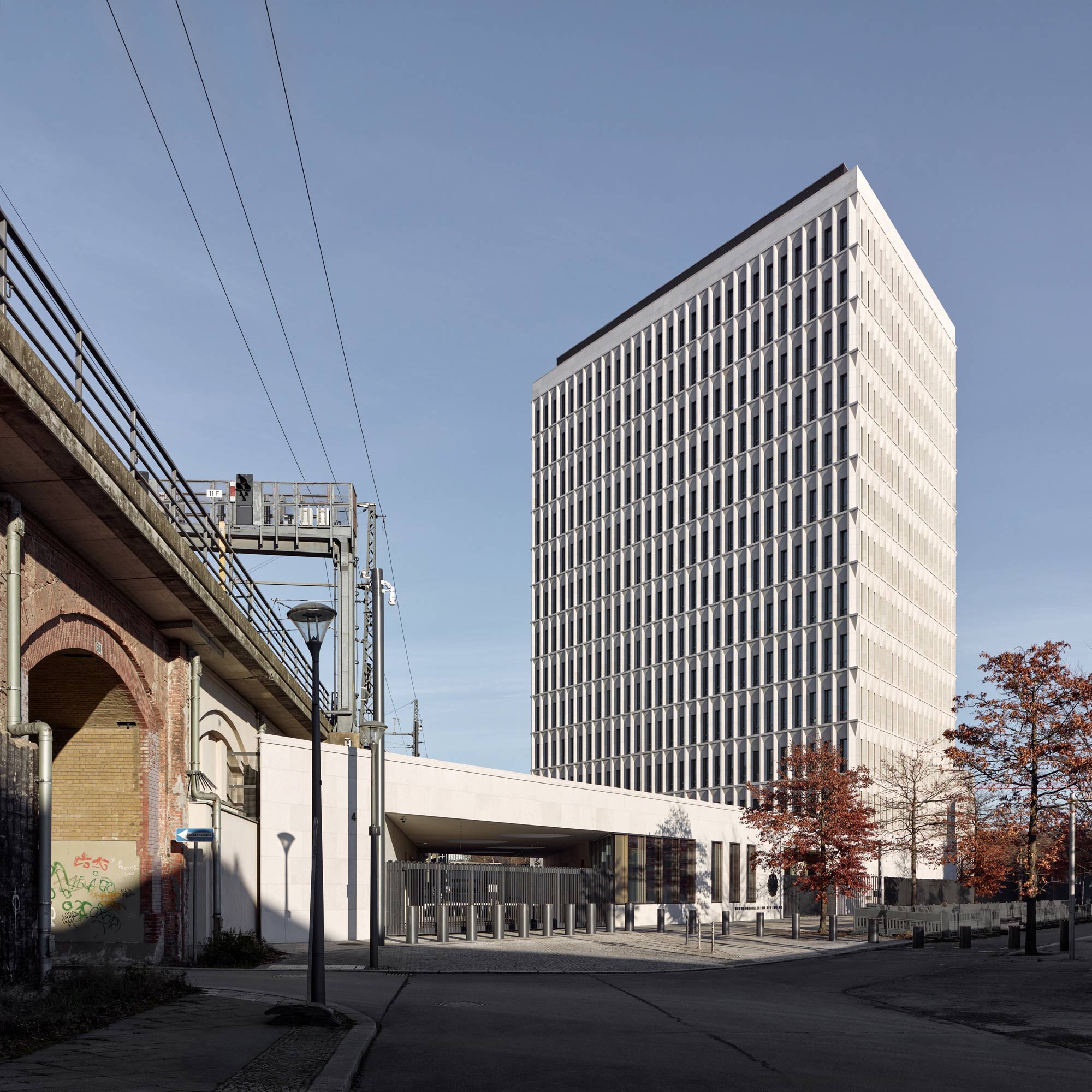 Erweiterungsbau Bundesministerium des Innern - Zufahrt- und Kontrollgebäude mit dem Turm; Foto: Stefan Müller