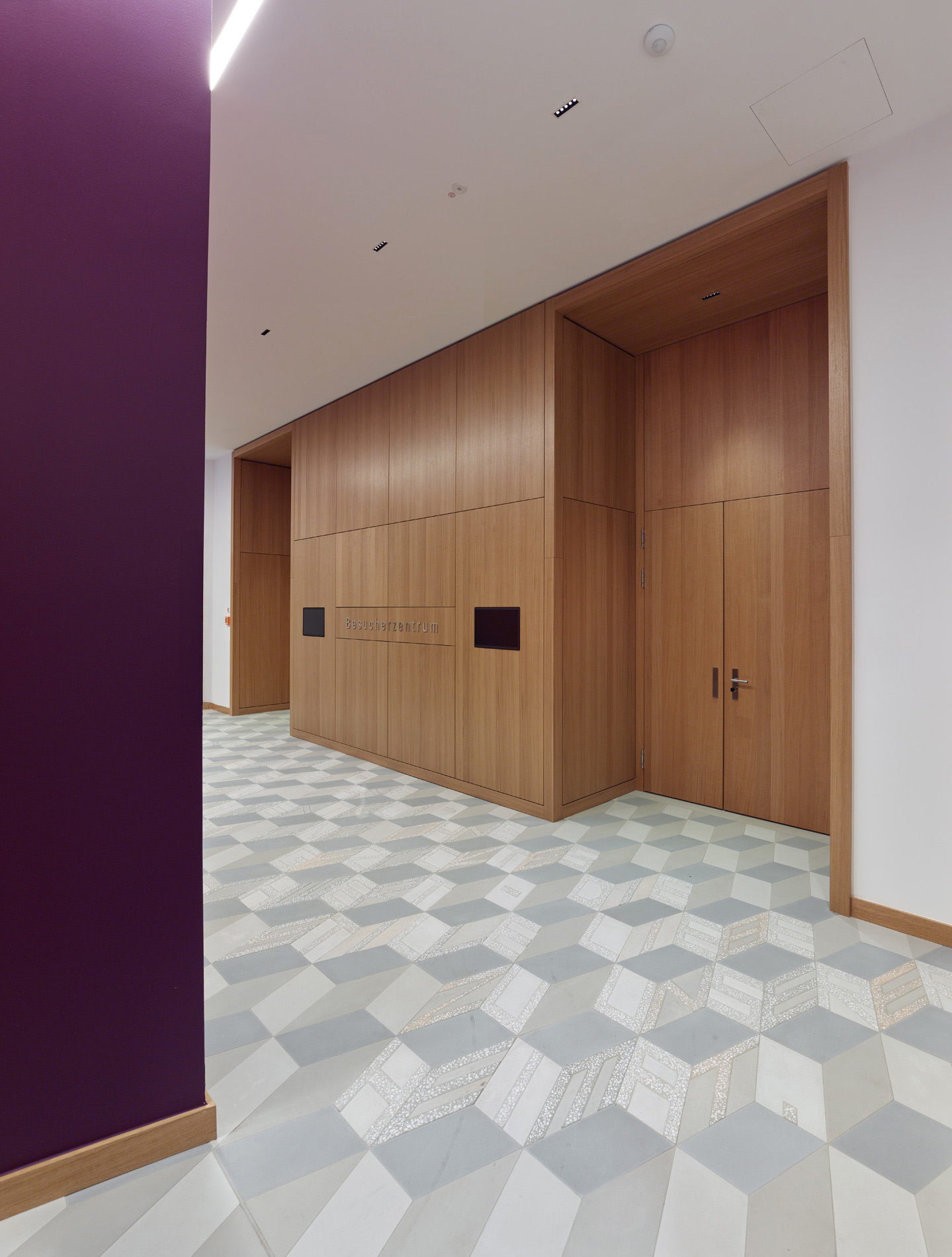 Kunst am Bau „Heimat Heimat“ auf dem Fußboden des Bundesministeriums - mit Zitaten, die einem Essay von Kurt Tucholsky aus dem Jahre 1929 entnommen sind. Foto: Stefan Müller  