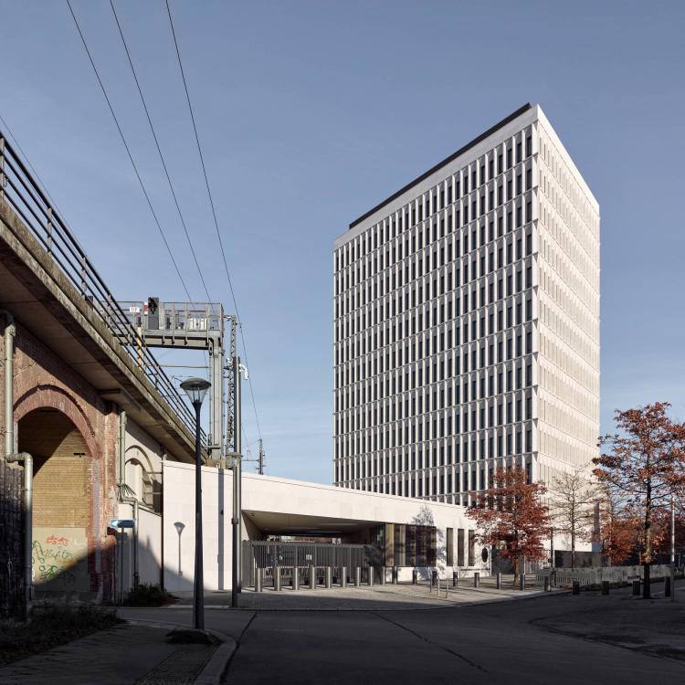 Erweiterungsbau Bundesministerium des Innern - Zufahrt- und Kontrollgebäude mit dem Turm; Foto: Stefan Müller